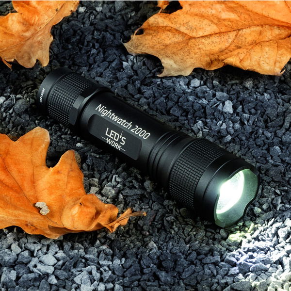 LED’S WORK Led Taschenlampe 2000 Lumen IPX8 Nightwatch ideal für Outdoor-Aktivitäten, Aluminium