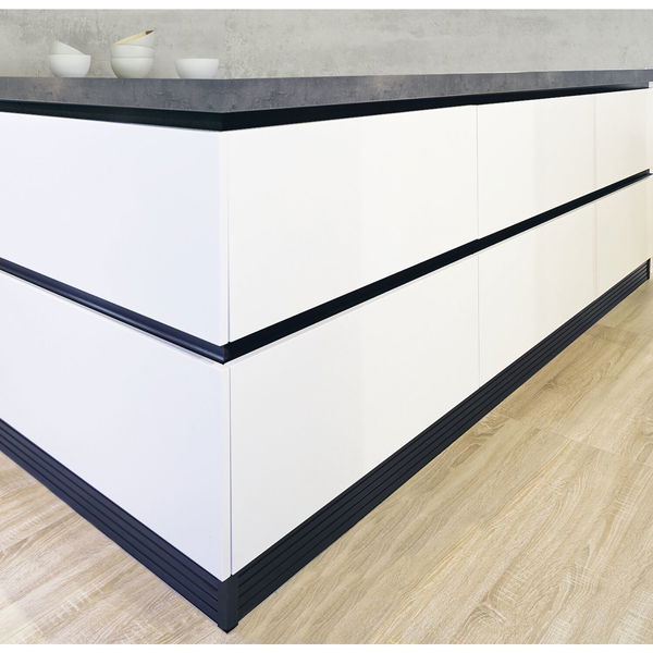 Schüco Designer Klemmaufnahme Aluprofil, speziell für Küchensockel, schwarz